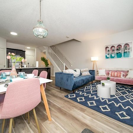 Mediterranean Retreat - King Bed - Fireplace - Jacuzzi - Fast Wi-Fi - Games Room - Free Parking & Netflix إيدمونتون المظهر الخارجي الصورة
