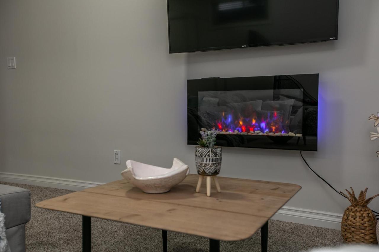 Mediterranean Retreat - King Bed - Fireplace - Jacuzzi - Fast Wi-Fi - Games Room - Free Parking & Netflix إيدمونتون المظهر الخارجي الصورة