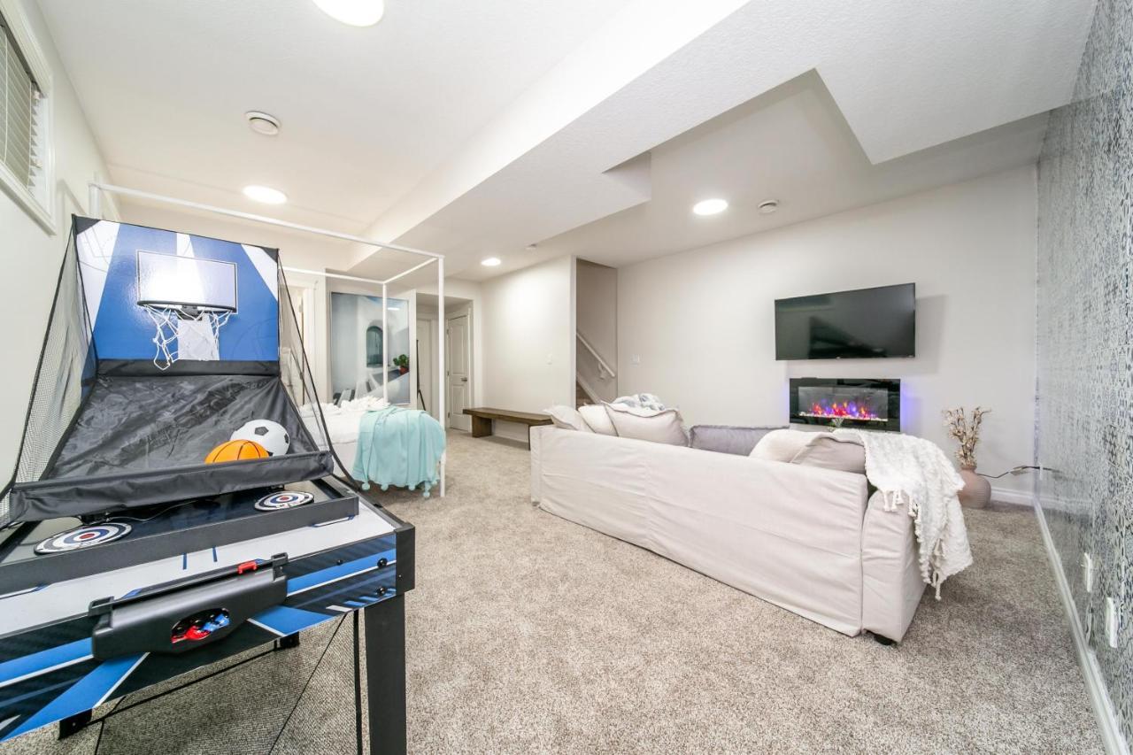 Mediterranean Retreat - King Bed - Fireplace - Jacuzzi - Fast Wi-Fi - Games Room - Free Parking & Netflix إيدمونتون المظهر الخارجي الصورة