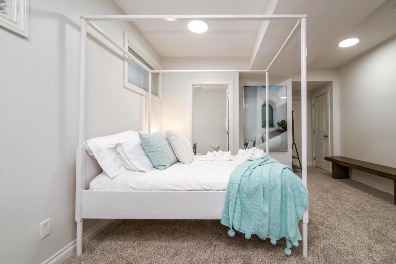 Mediterranean Retreat - King Bed - Fireplace - Jacuzzi - Fast Wi-Fi - Games Room - Free Parking & Netflix إيدمونتون المظهر الخارجي الصورة