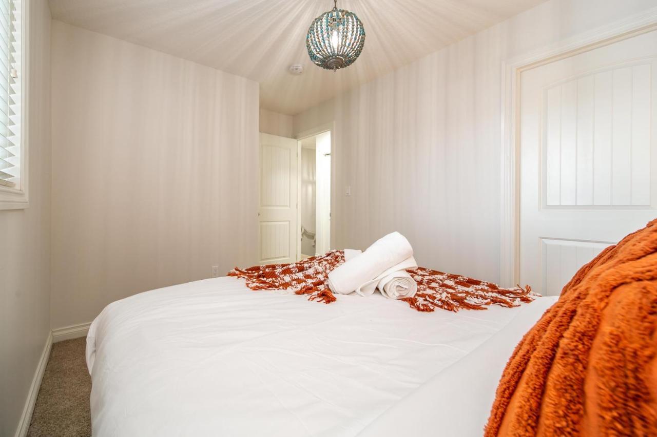 Mediterranean Retreat - King Bed - Fireplace - Jacuzzi - Fast Wi-Fi - Games Room - Free Parking & Netflix إيدمونتون المظهر الخارجي الصورة