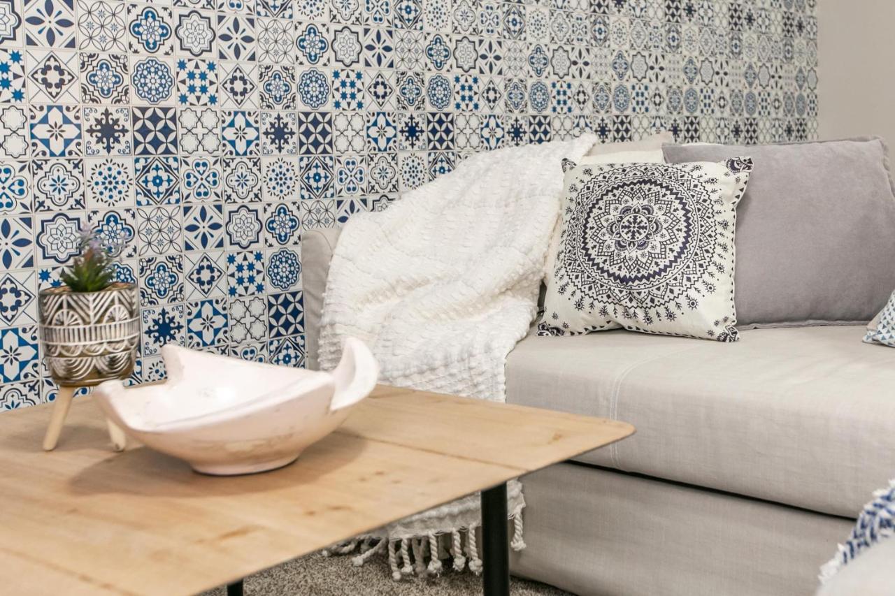 Mediterranean Retreat - King Bed - Fireplace - Jacuzzi - Fast Wi-Fi - Games Room - Free Parking & Netflix إيدمونتون المظهر الخارجي الصورة