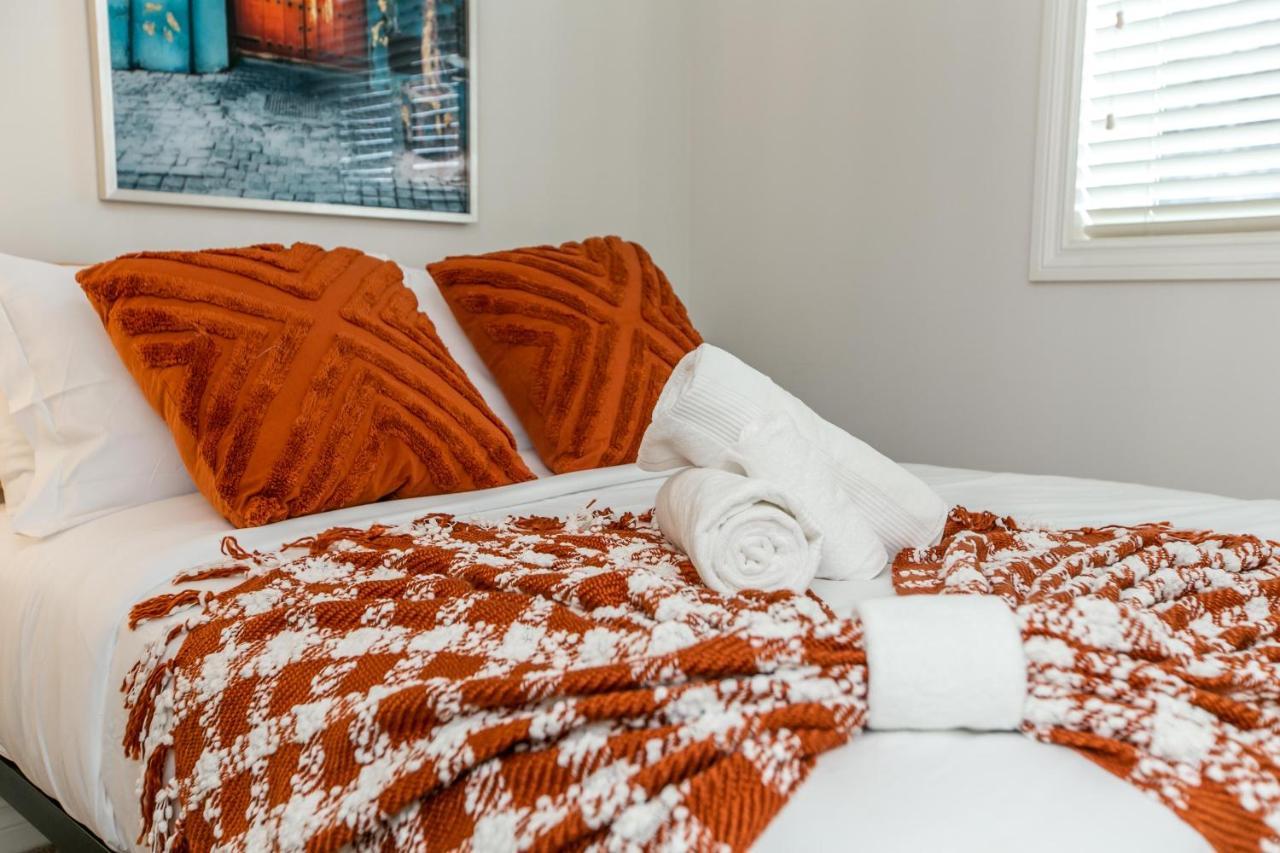 Mediterranean Retreat - King Bed - Fireplace - Jacuzzi - Fast Wi-Fi - Games Room - Free Parking & Netflix إيدمونتون المظهر الخارجي الصورة