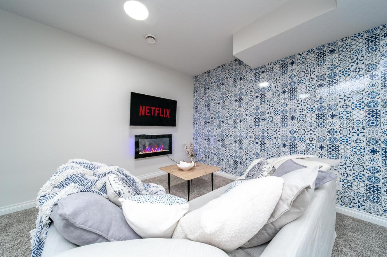 Mediterranean Retreat - King Bed - Fireplace - Jacuzzi - Fast Wi-Fi - Games Room - Free Parking & Netflix إيدمونتون المظهر الخارجي الصورة