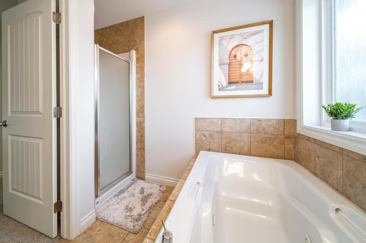 Mediterranean Retreat - King Bed - Fireplace - Jacuzzi - Fast Wi-Fi - Games Room - Free Parking & Netflix إيدمونتون المظهر الخارجي الصورة
