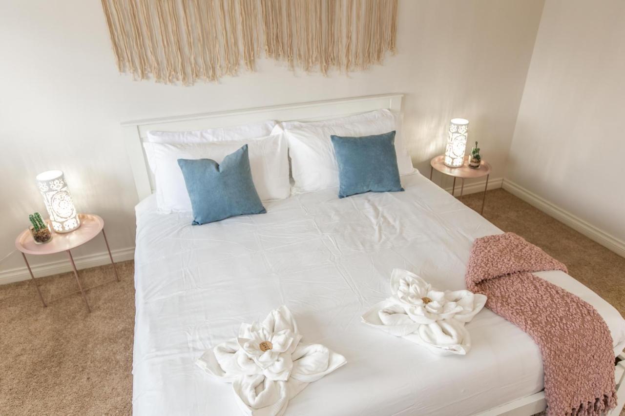 Mediterranean Retreat - King Bed - Fireplace - Jacuzzi - Fast Wi-Fi - Games Room - Free Parking & Netflix إيدمونتون المظهر الخارجي الصورة