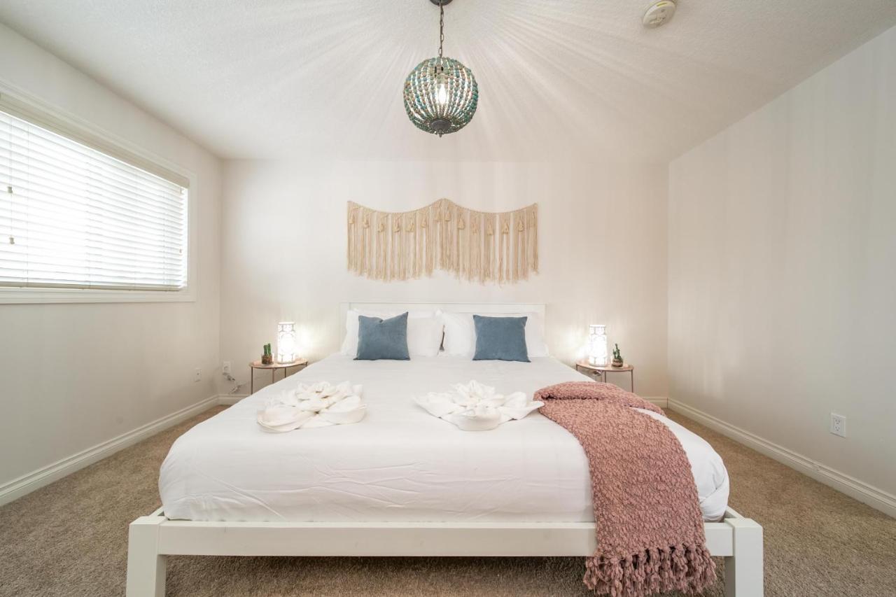 Mediterranean Retreat - King Bed - Fireplace - Jacuzzi - Fast Wi-Fi - Games Room - Free Parking & Netflix إيدمونتون المظهر الخارجي الصورة